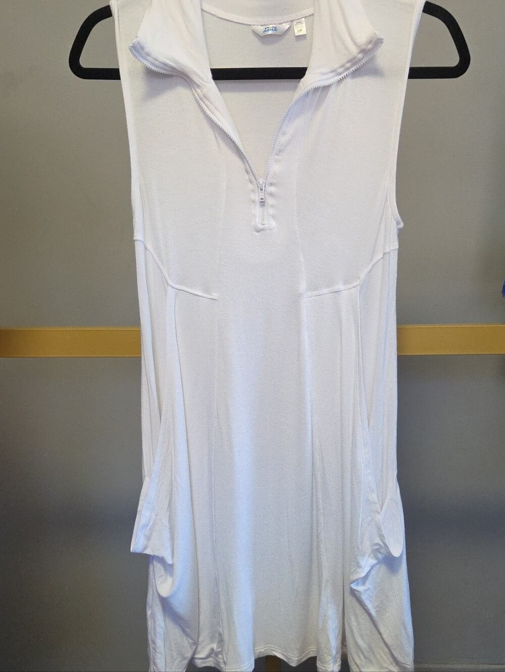 La Vie En Rose White Sleeveless Zip Neck Tunic Top